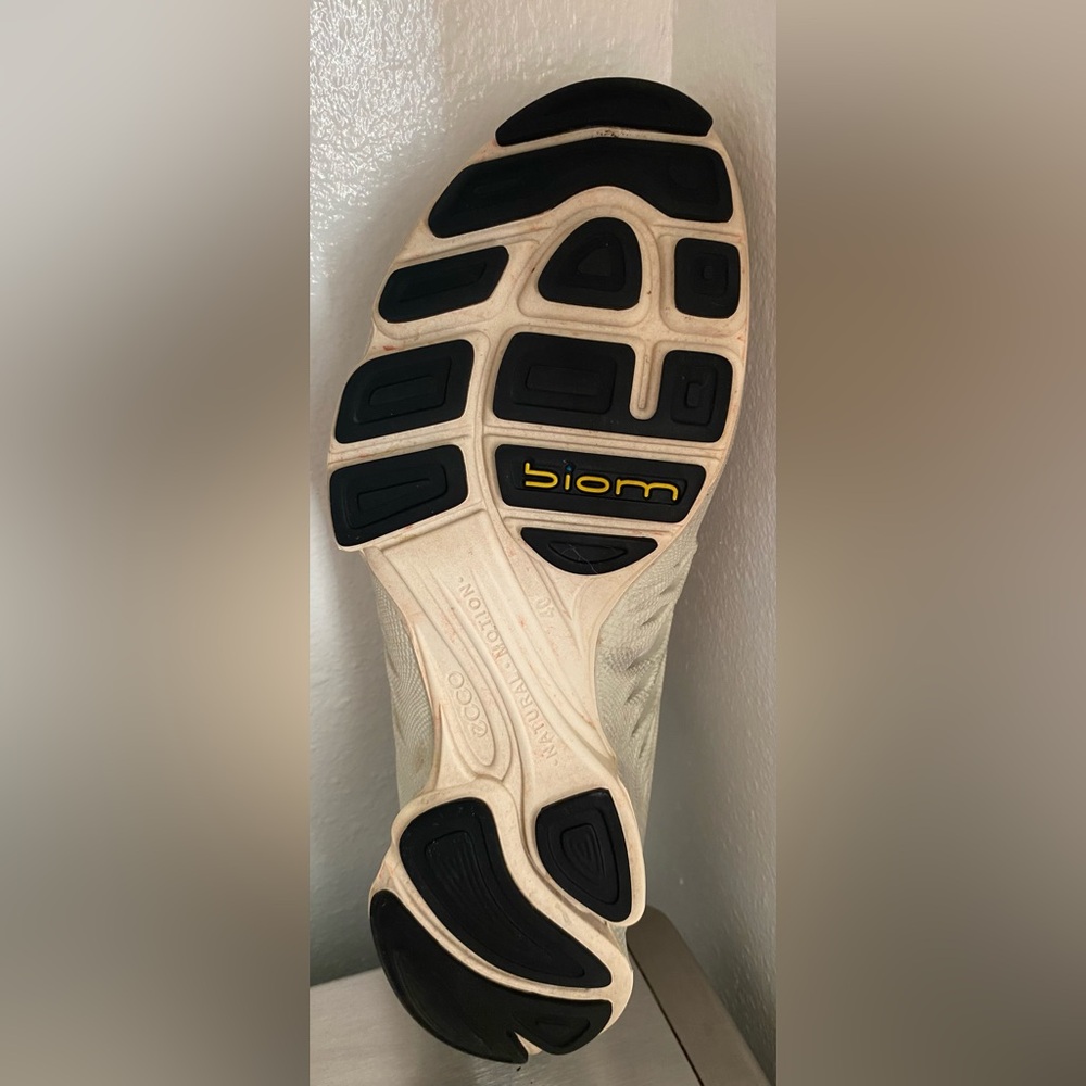 ECCO .. WOMENS WHITE ATHLETIC SHOES - Picture 11 of 12